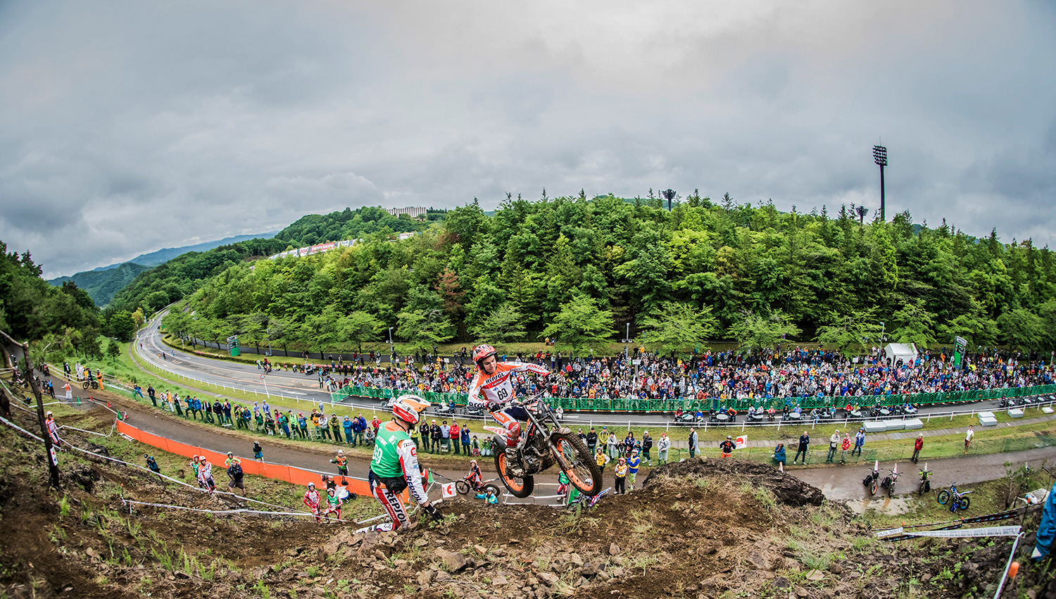 Jaime busto saltando en la moto