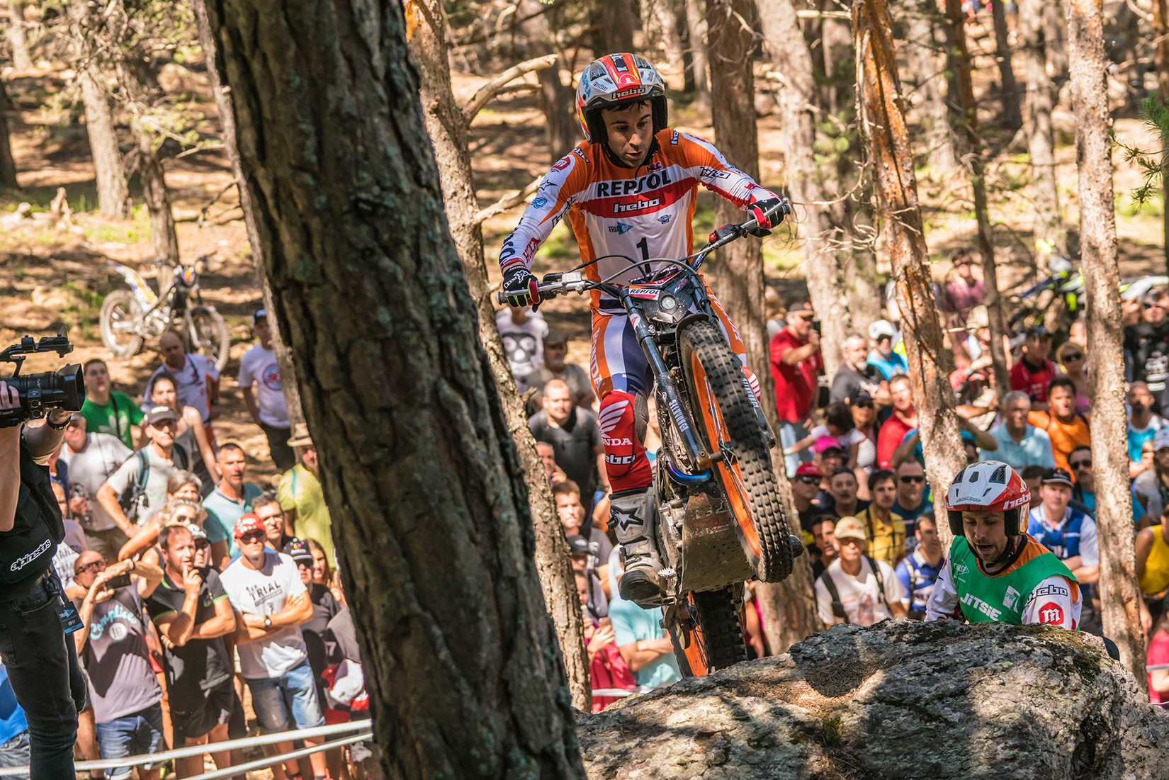 Toni Bou saltando en moto