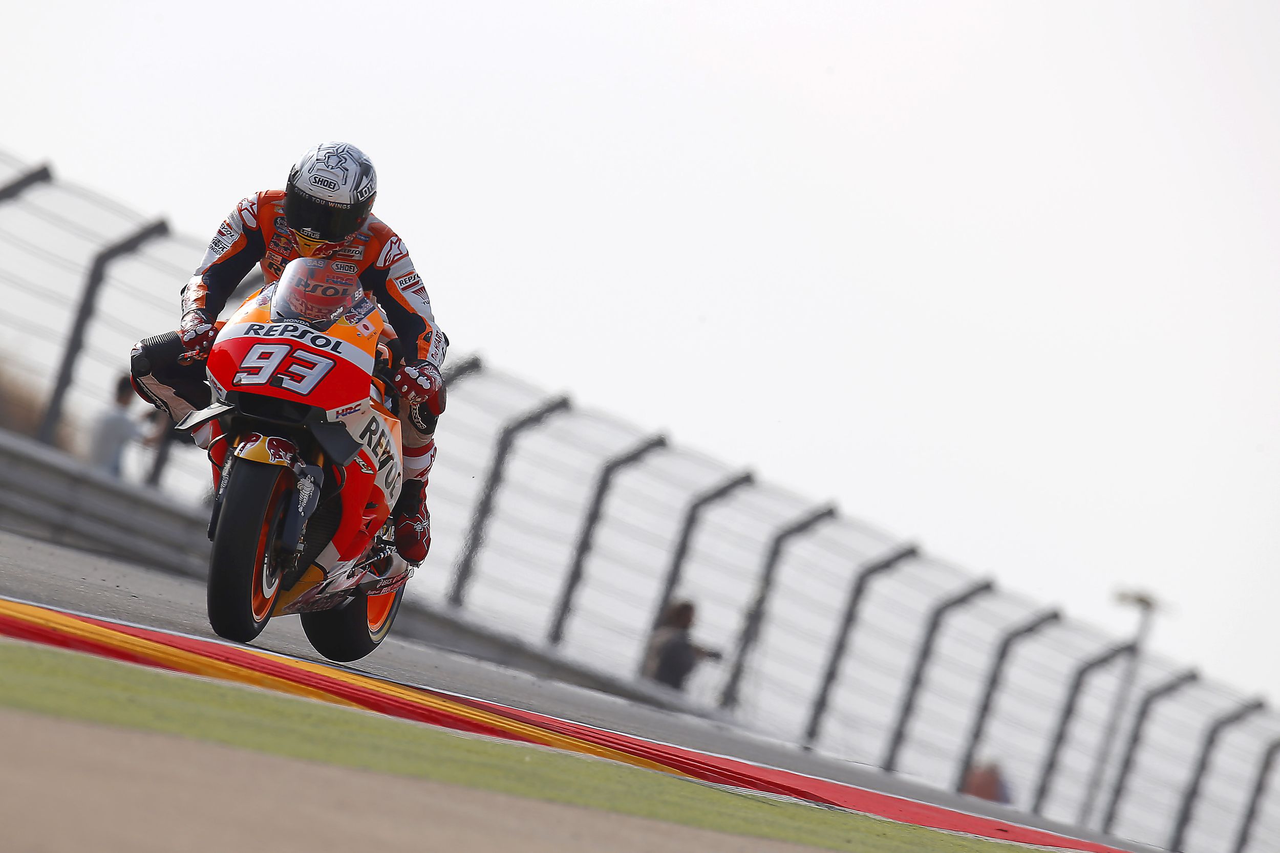 Marc Márquez rodando en moto junto a verja en MotorLand