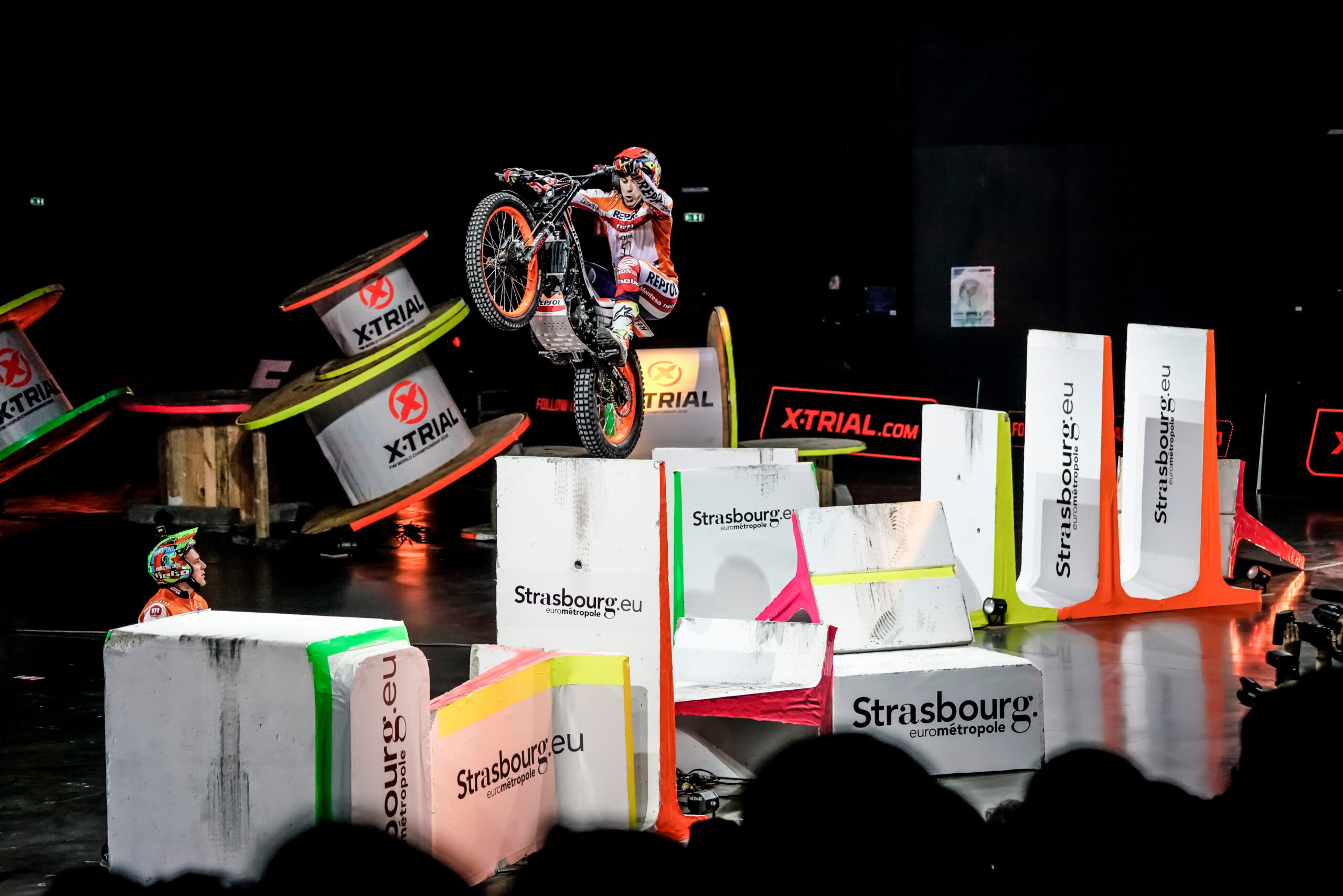 Toni Bou a punto de salta a obstáculo inferior