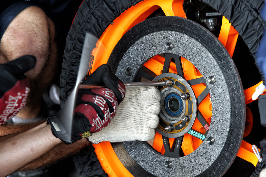Técnico colocando disco de freno Disco de Freno de MotoGP