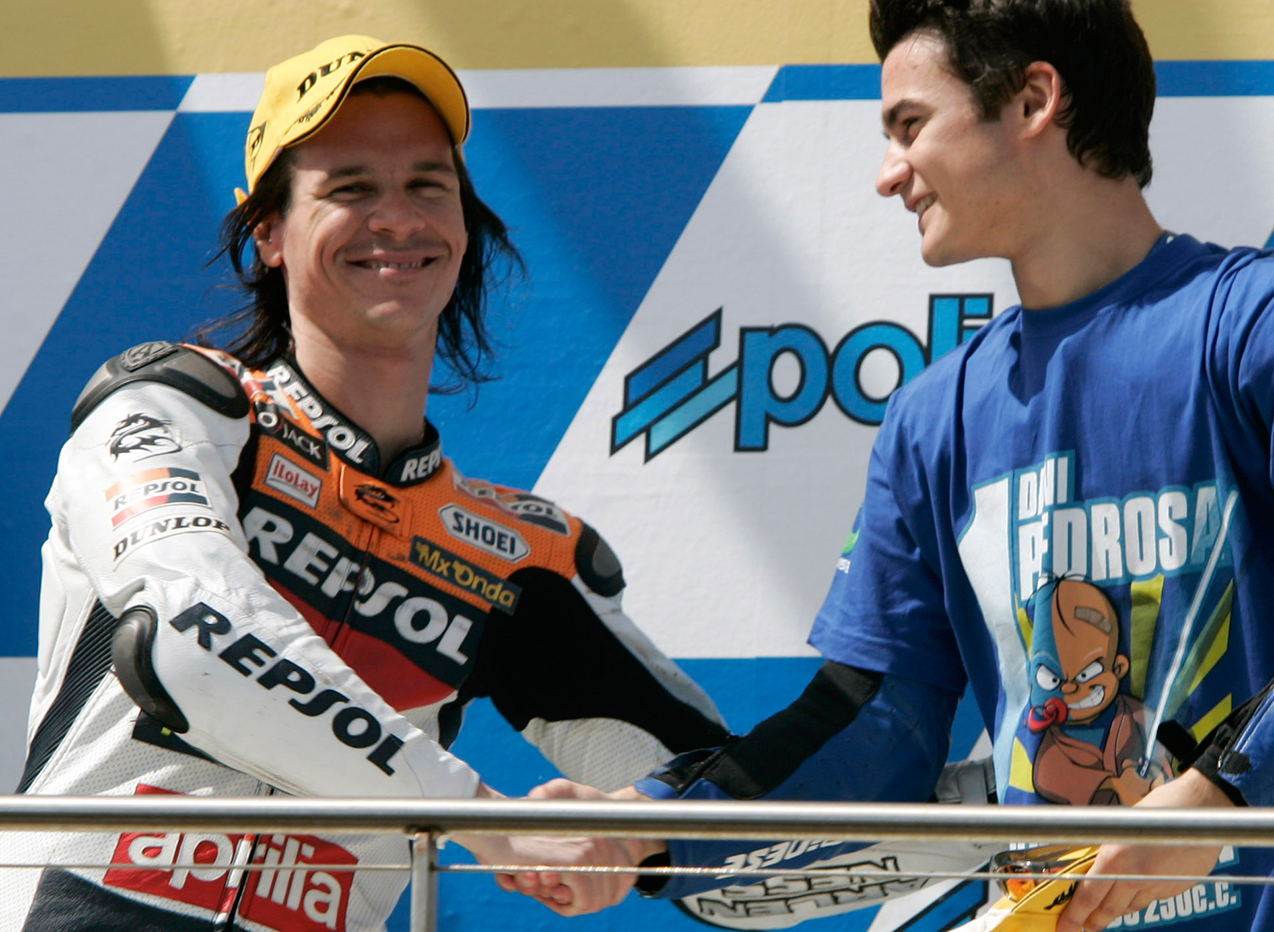 Sebas Porto y Dani Pedrosa en podio dándose la mano