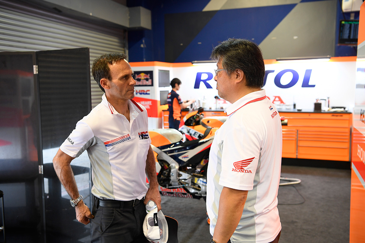 Alberto Puig en el box repsol honda