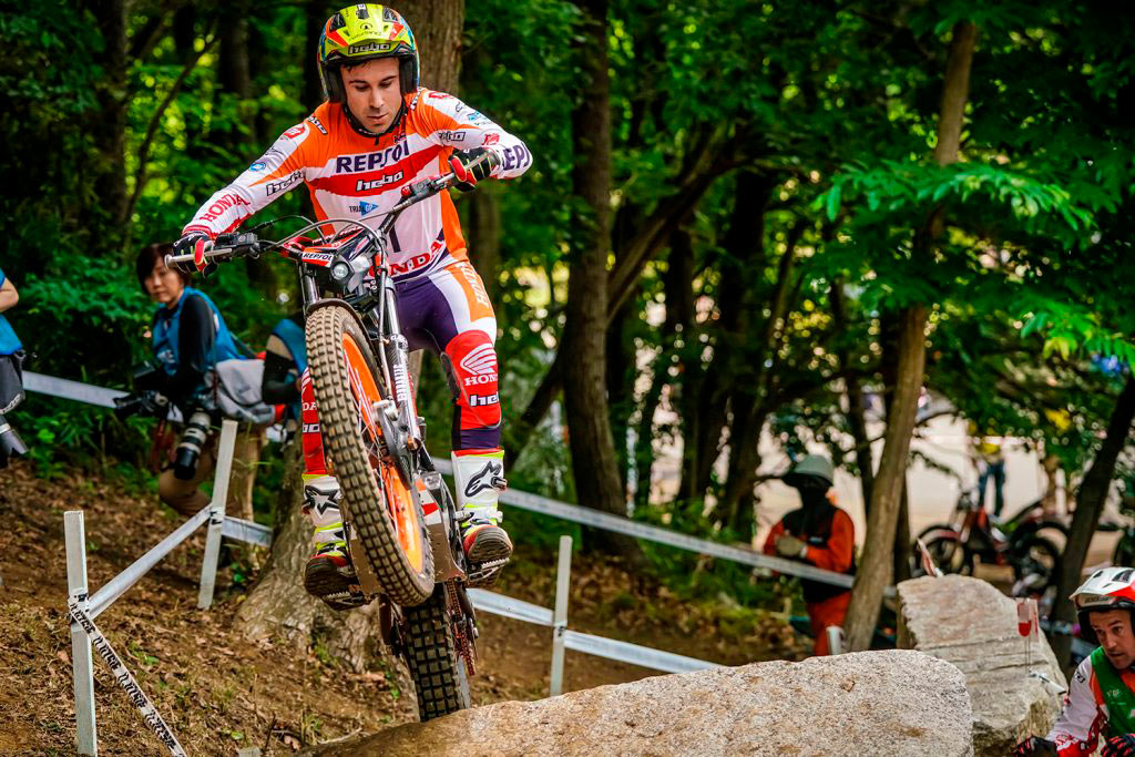 Toni bou saltando en moto trial