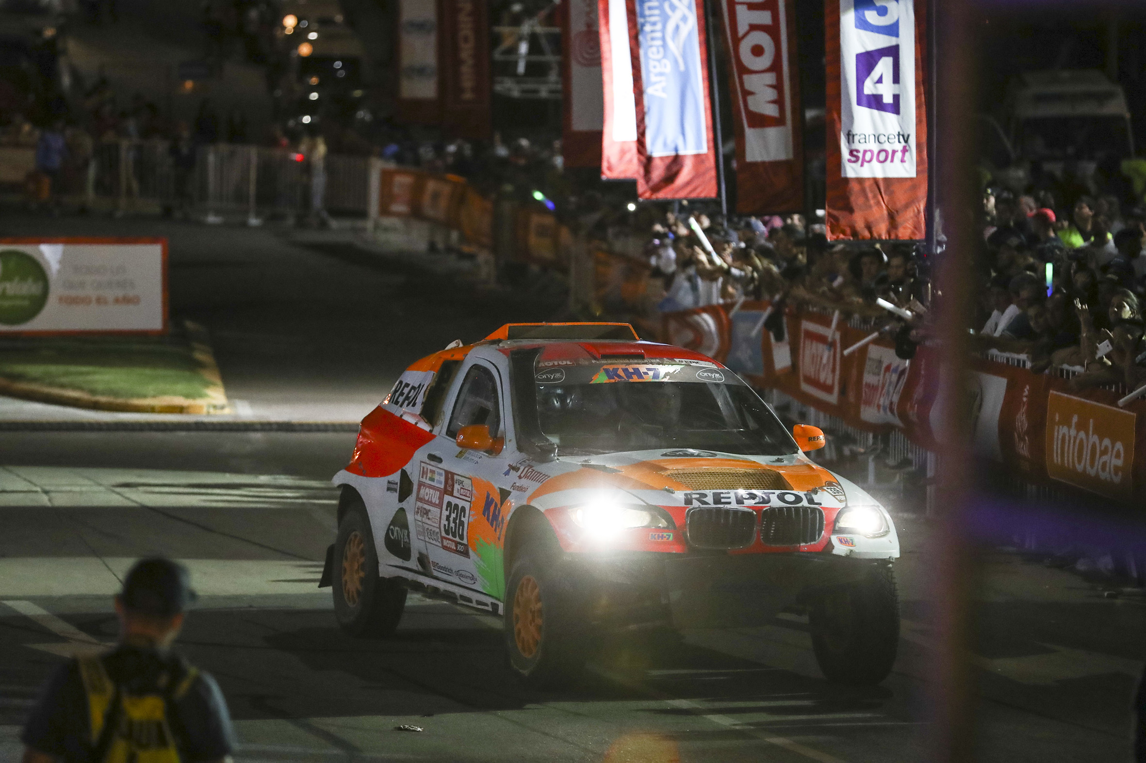 Coche Repsol Rally Team de noche con faros encendidos