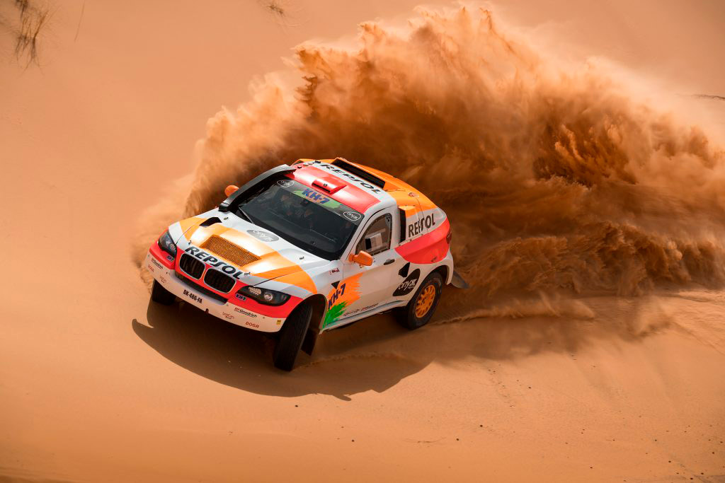 Coche Repsol Rally Team en dunas