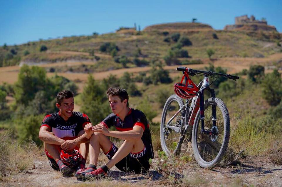 Marc y Álex Márquez en el monte con una bicicleta
