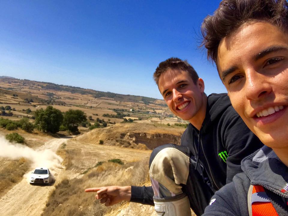 Álex Márquez, junto a su hermano Marc, señala un coche conduciendo en tierra
