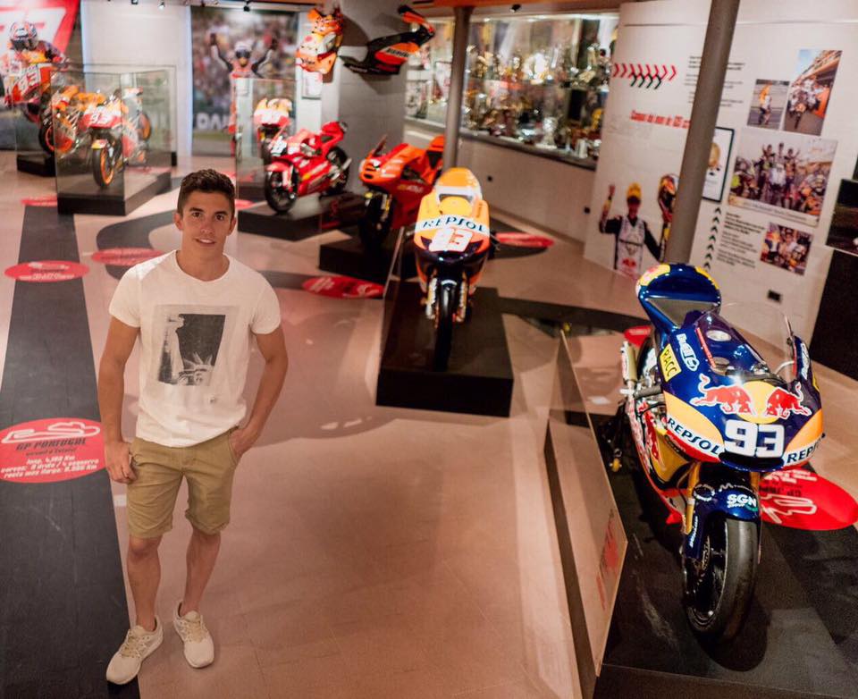 Marc Márquez en su museo del piloto junto a sus motos