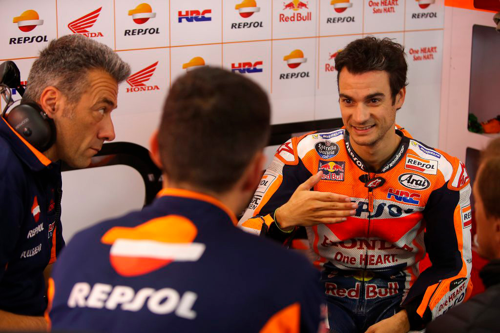 Dani Pedrosa sonríe en box dando explicaciones