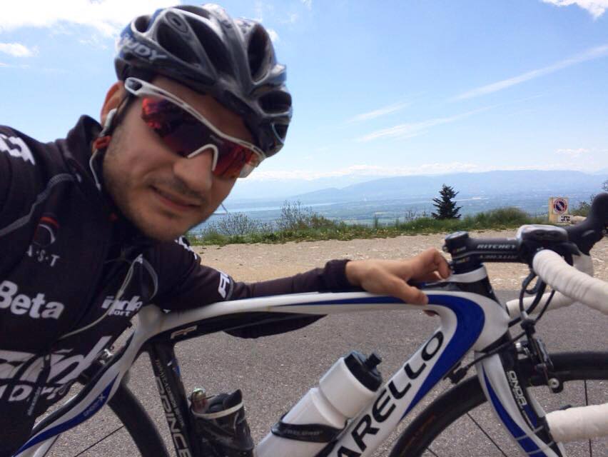 tengo una colección de Pinarellos muy bonita. Es una correlación de bicis que marca al tiempo y la moda, ya que se pueden apreciar cambios en la tecnología y los colores al verlas todas juntas.