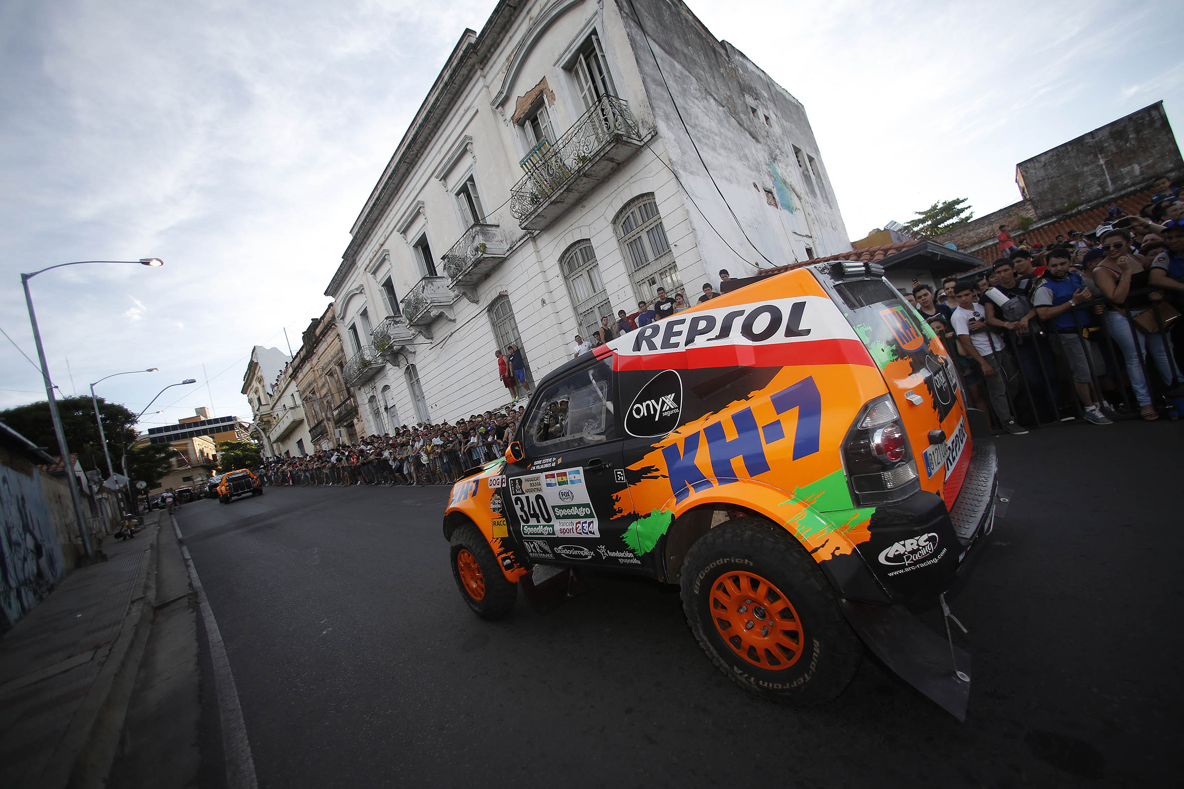 ISIDRE ESTEVE y TXEMA VILLALOBOS durante el Dakar 2017 Coche MITSUBISHI KH-7 RALLY TEAM