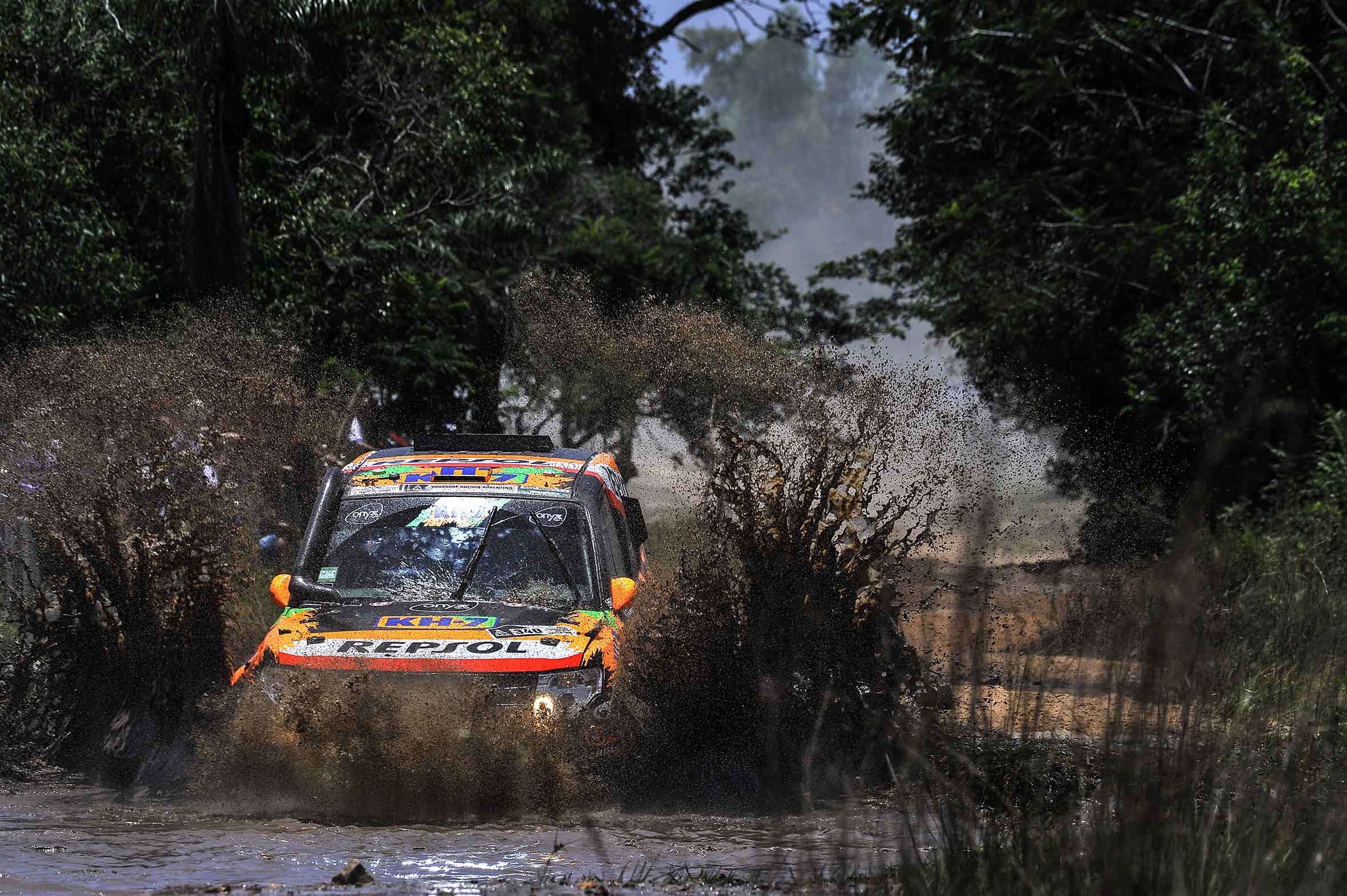 ISIDRE ESTEVE y TXEMA VILLALOBOS durante el Dakar 2017 Coche MITSUBISHI KH-7 RALLY TEAM