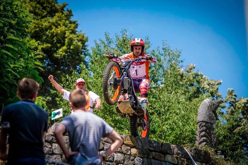 Toni Bou supera uno de los muros en la prueba outdoor de Bélgica