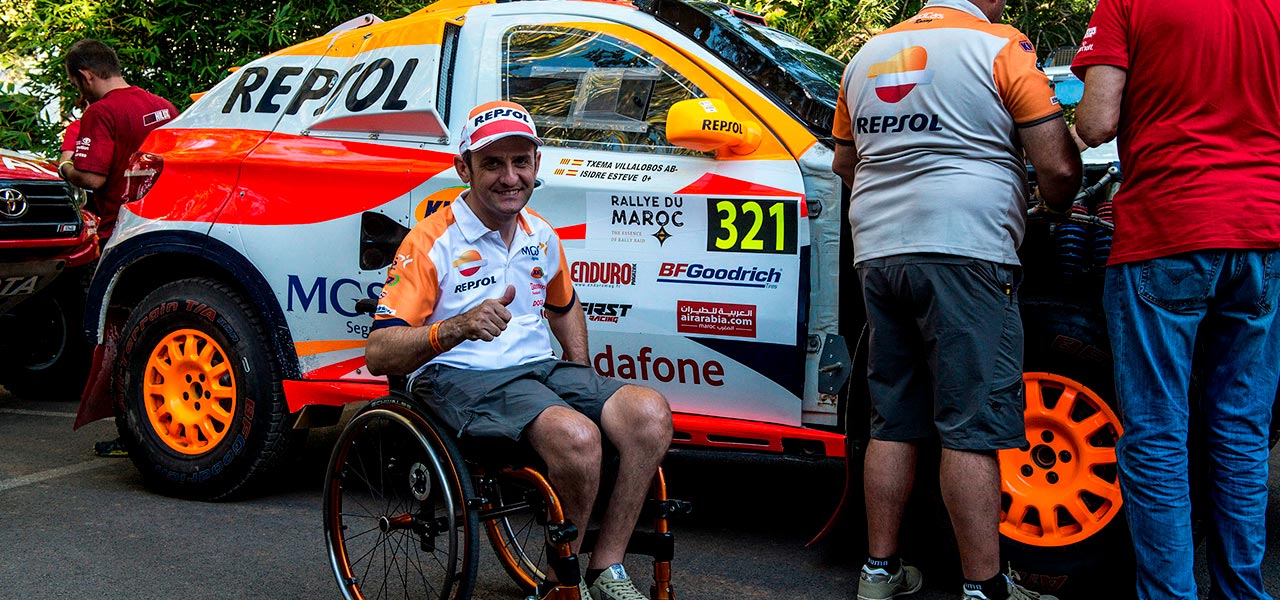 Isidre Esteve con su coche en el rally de marruecos