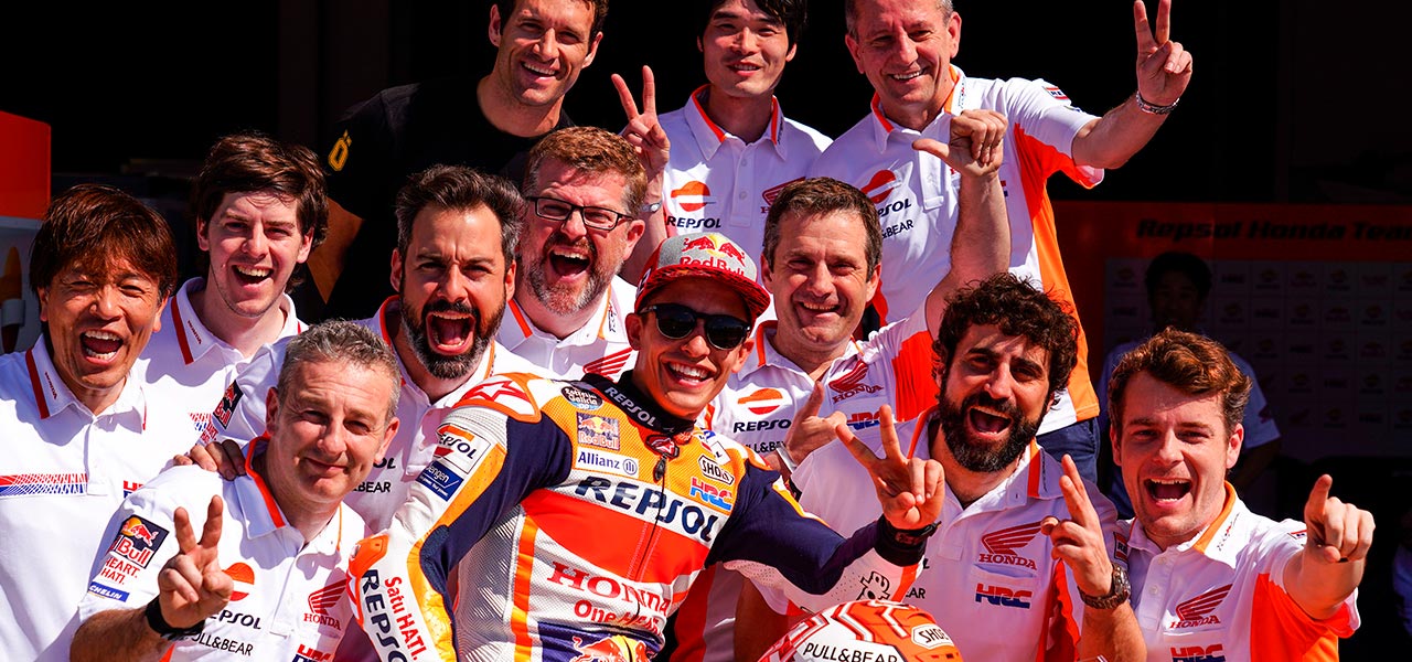 Marc con su equipo saludando sobre la moto