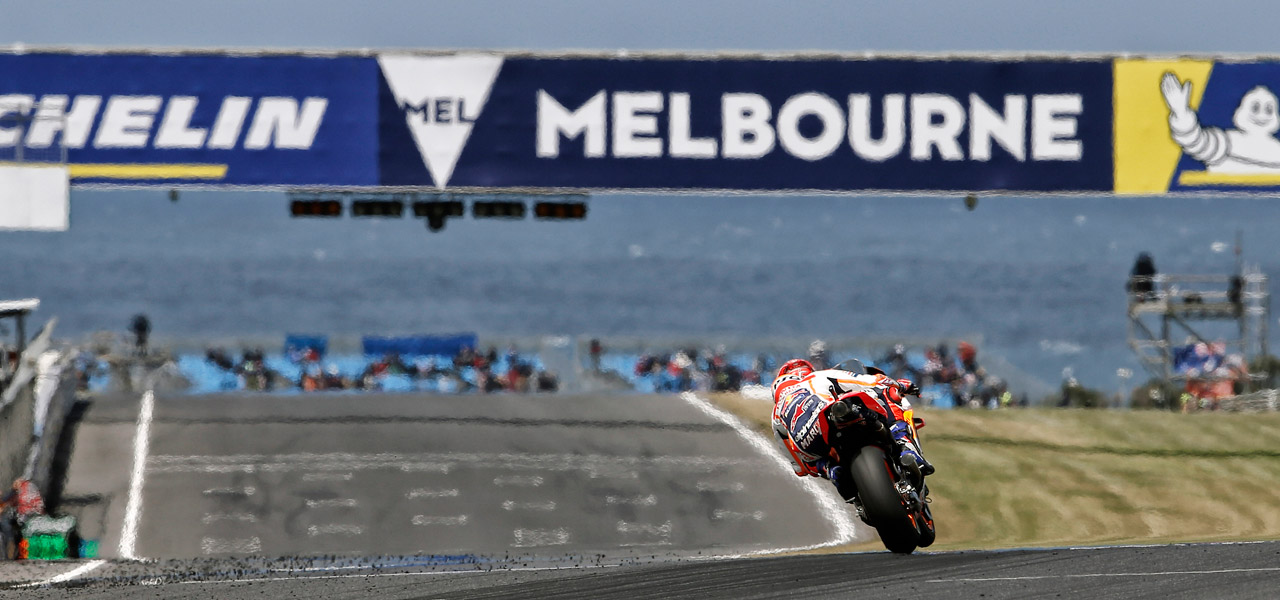 Marc Márquez rodando cerca del mar en Australia