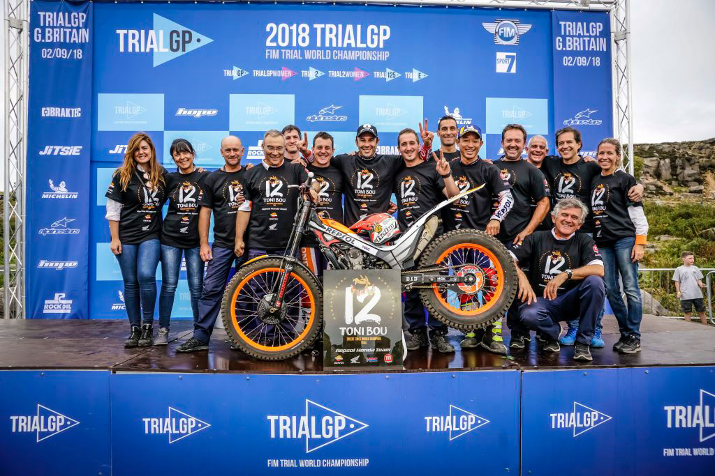 Toni Bou y su equipo celebrando la victoria en el TrialGP de Gran Bretaña 2018