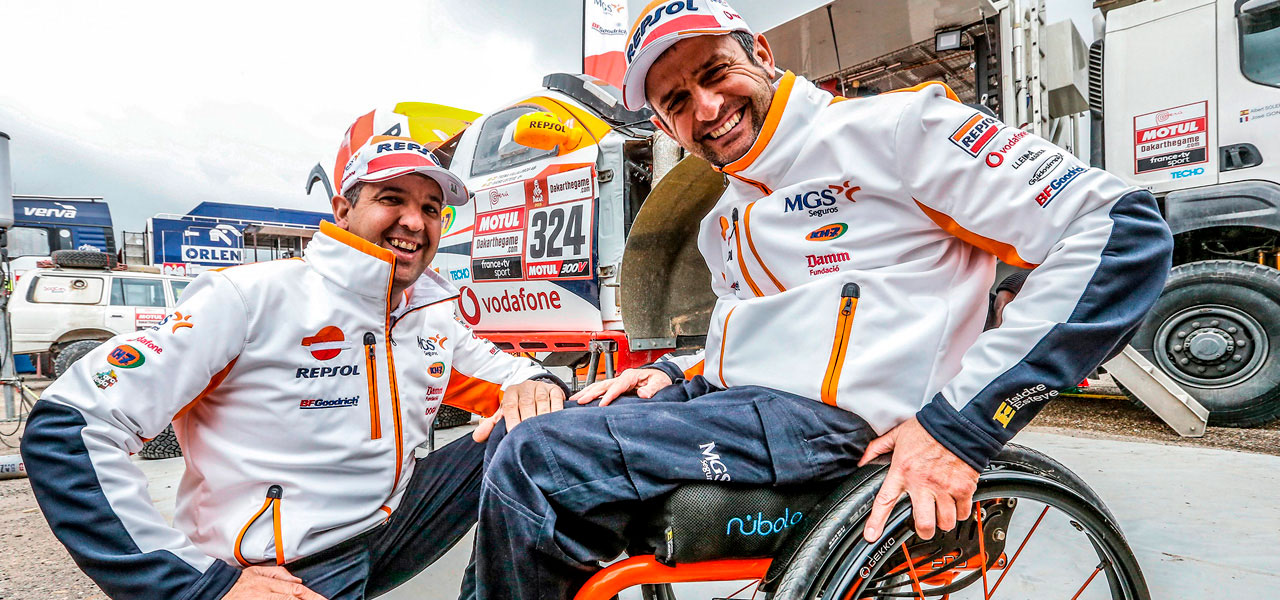 Isidre Esteve y Txema Villalobos durante el descanso en el Dakar
