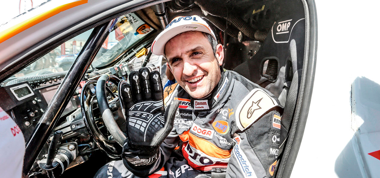 Isidre Esteve saludando desde el asiento de piloto