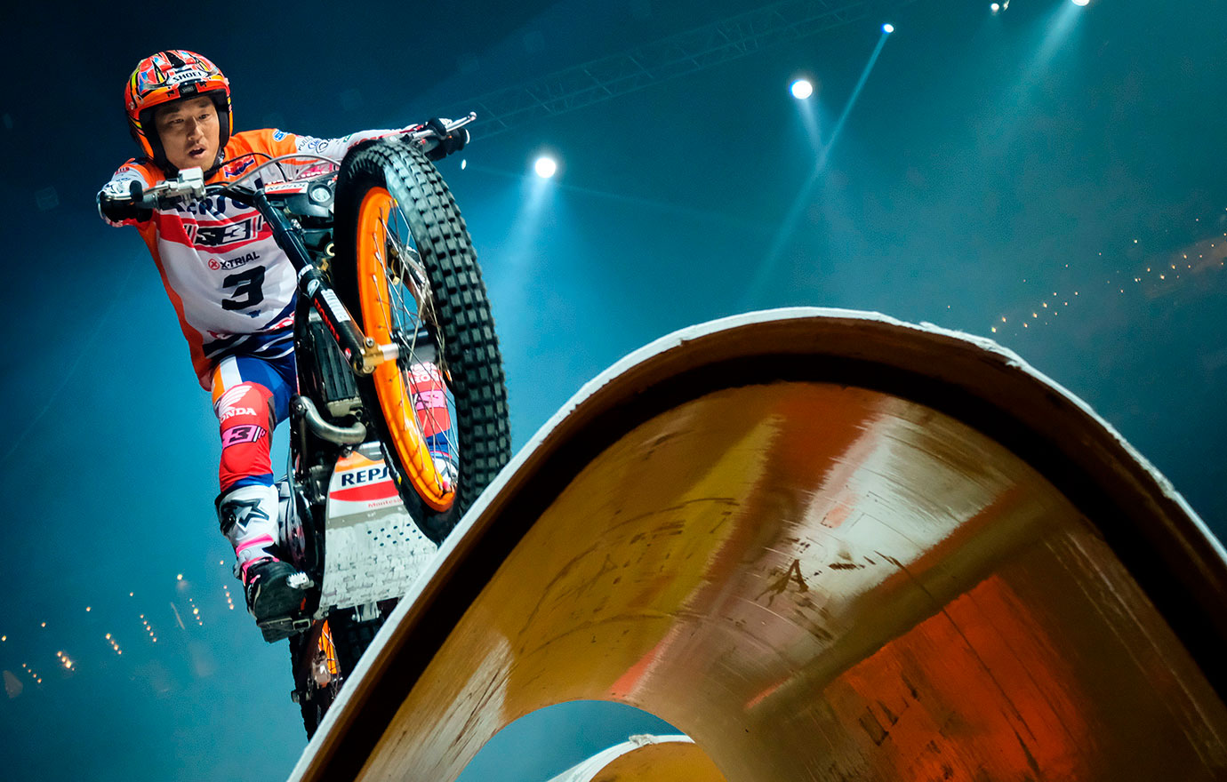 Takahisa Fujinami sobre un obstáculo de Xtrial