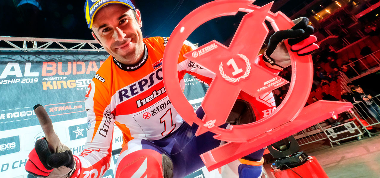 Toni Bou muestra el número 1 y el el trofeo de campeón