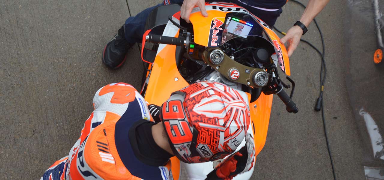 Marc Márquez junto a su moto con el dashboard celebrando el Mundial