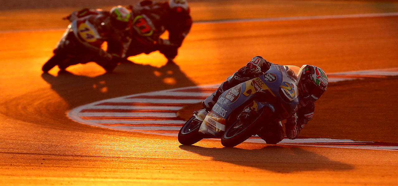 Marc Márquez en el podio con el puño en alto