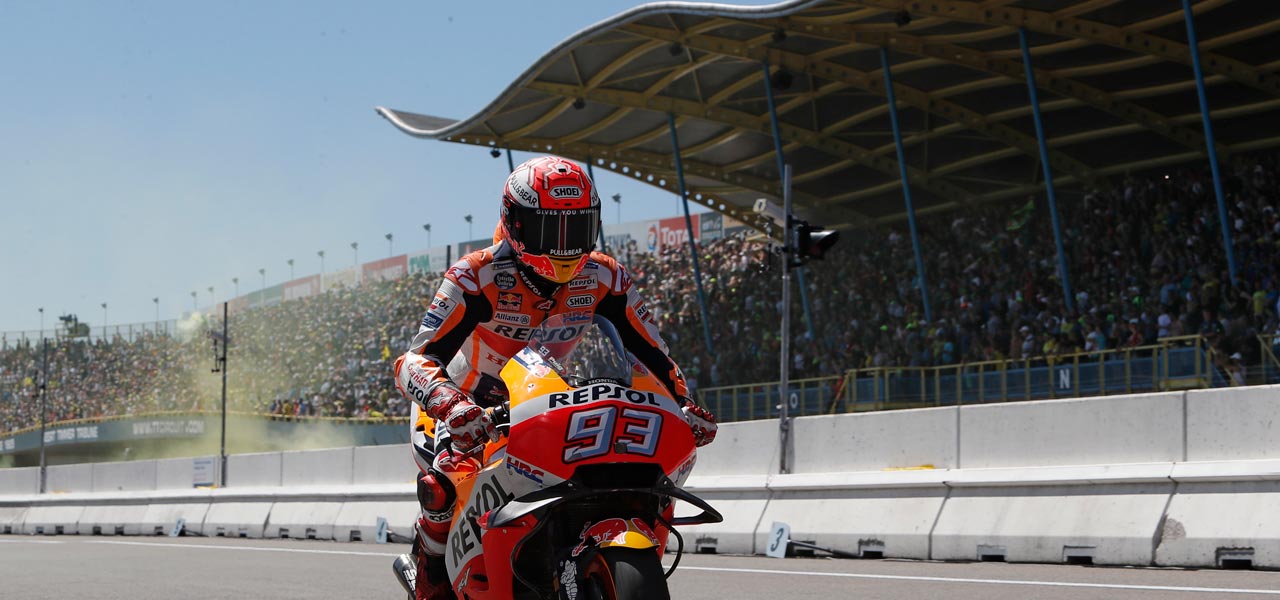 Marc Márquez parado en piste frente a graderío