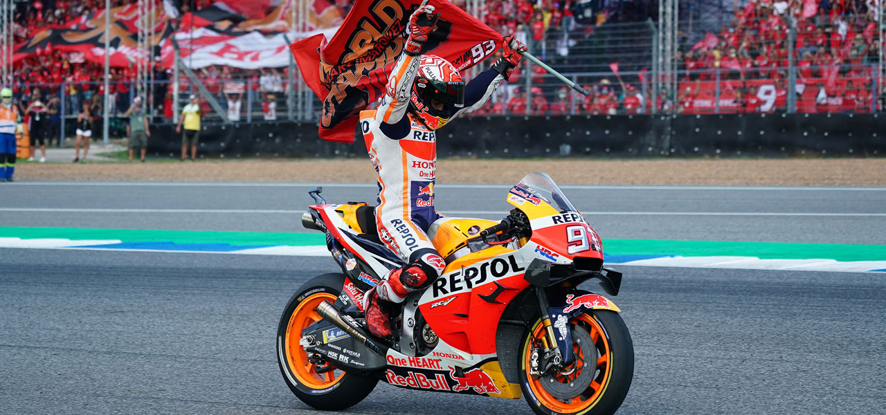 Marc Márquez celebrando con la bandera roja en vuelta de victoria