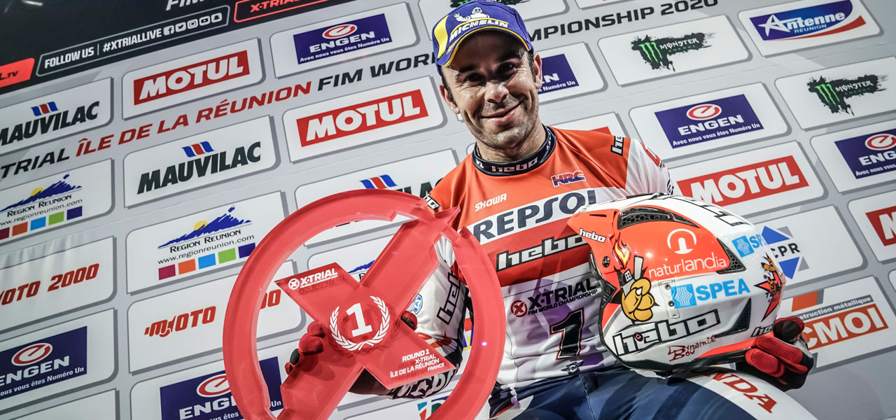 Toni Bou exhibe un trofeo de X-trial en el podio
