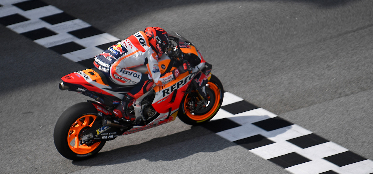Marc Márquez cruzando la línea de meta