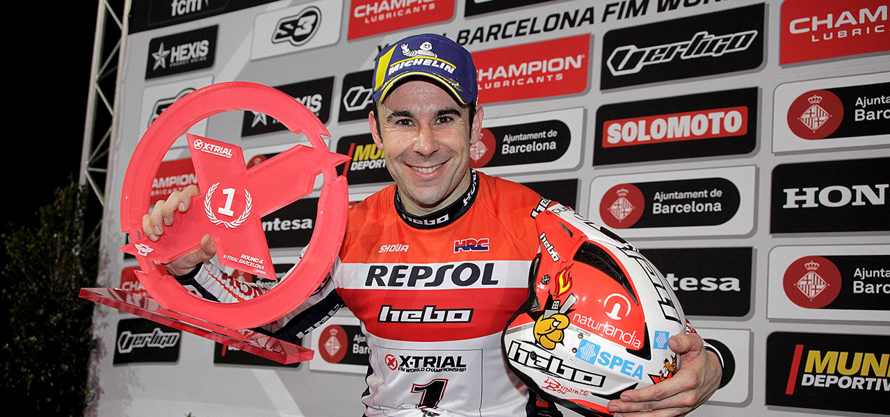 Toni Bou con el trofeo del Mundial de X-Trial en Barcelona 2020