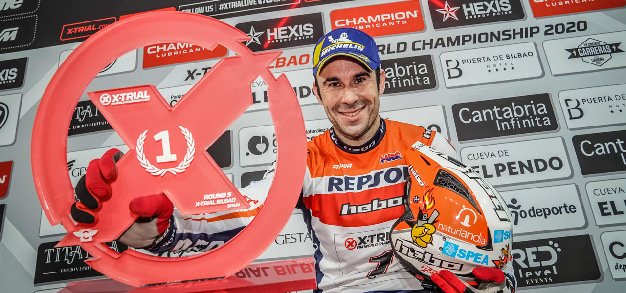 Toni Bou en el podio en una prueba de X-Trial indoor