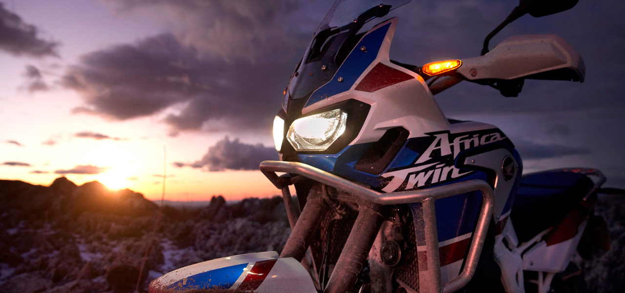 Africa Twin con faro encendido