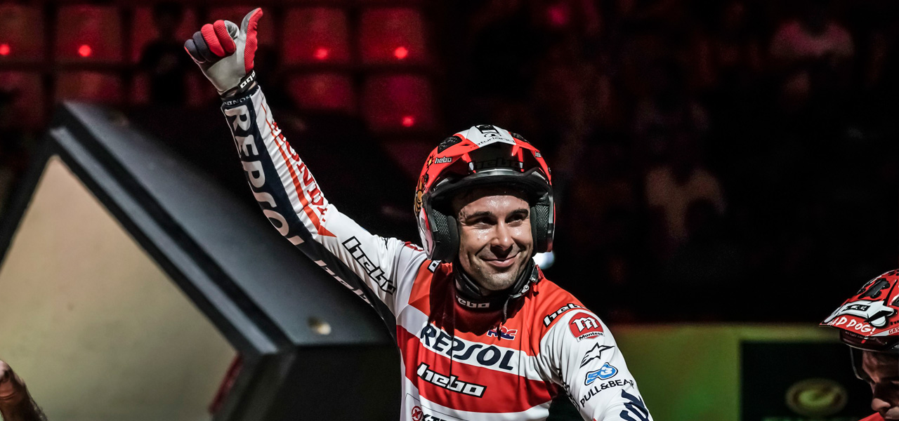 Toni Bou celebrando con el pulgar en alto