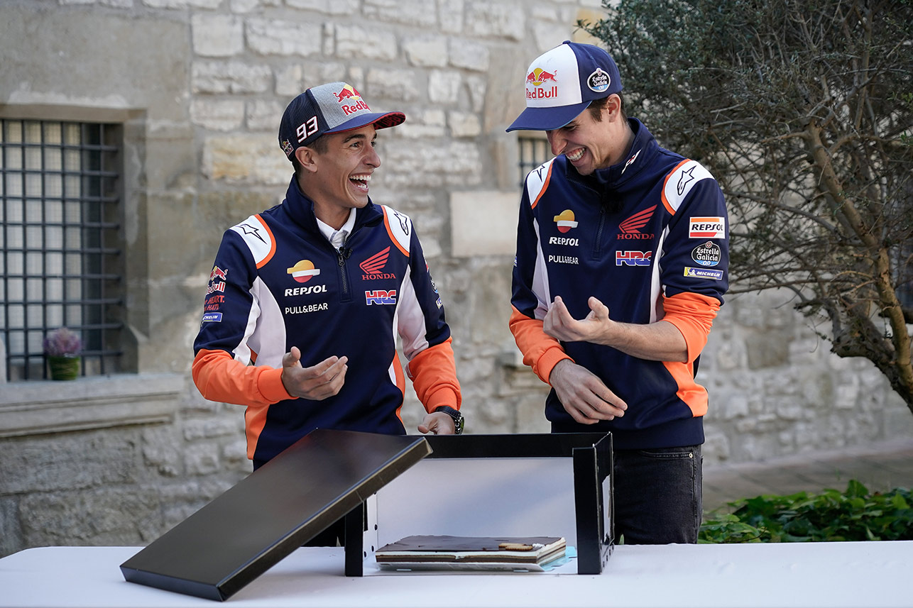 Hermanos Márquez juegan a la caja misteriosa Hermanos Márquez juegan a la caja misteriosa