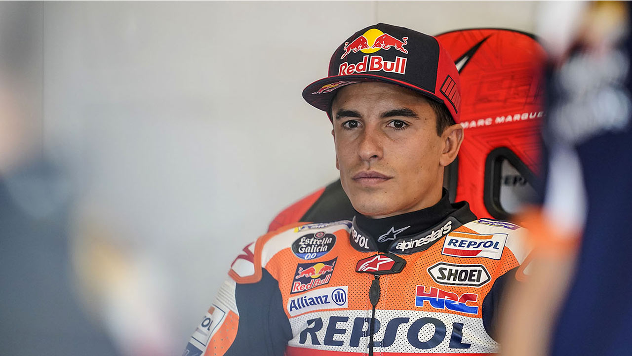 Marc Márquez sentado en su box