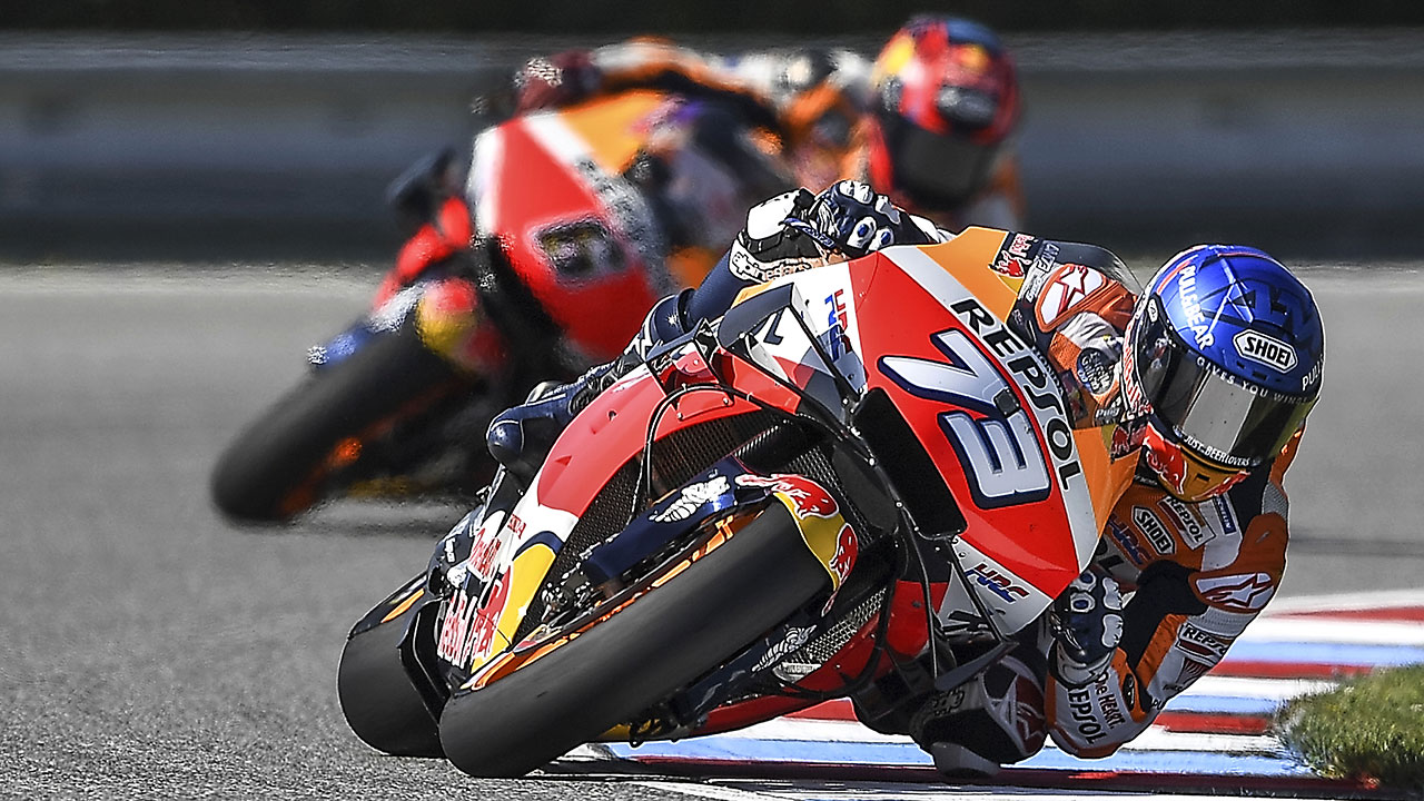 Álex Márquez y Stefan Bradl rodando en el el circuito de Brno durante una FP del GP de la República Checa 2020