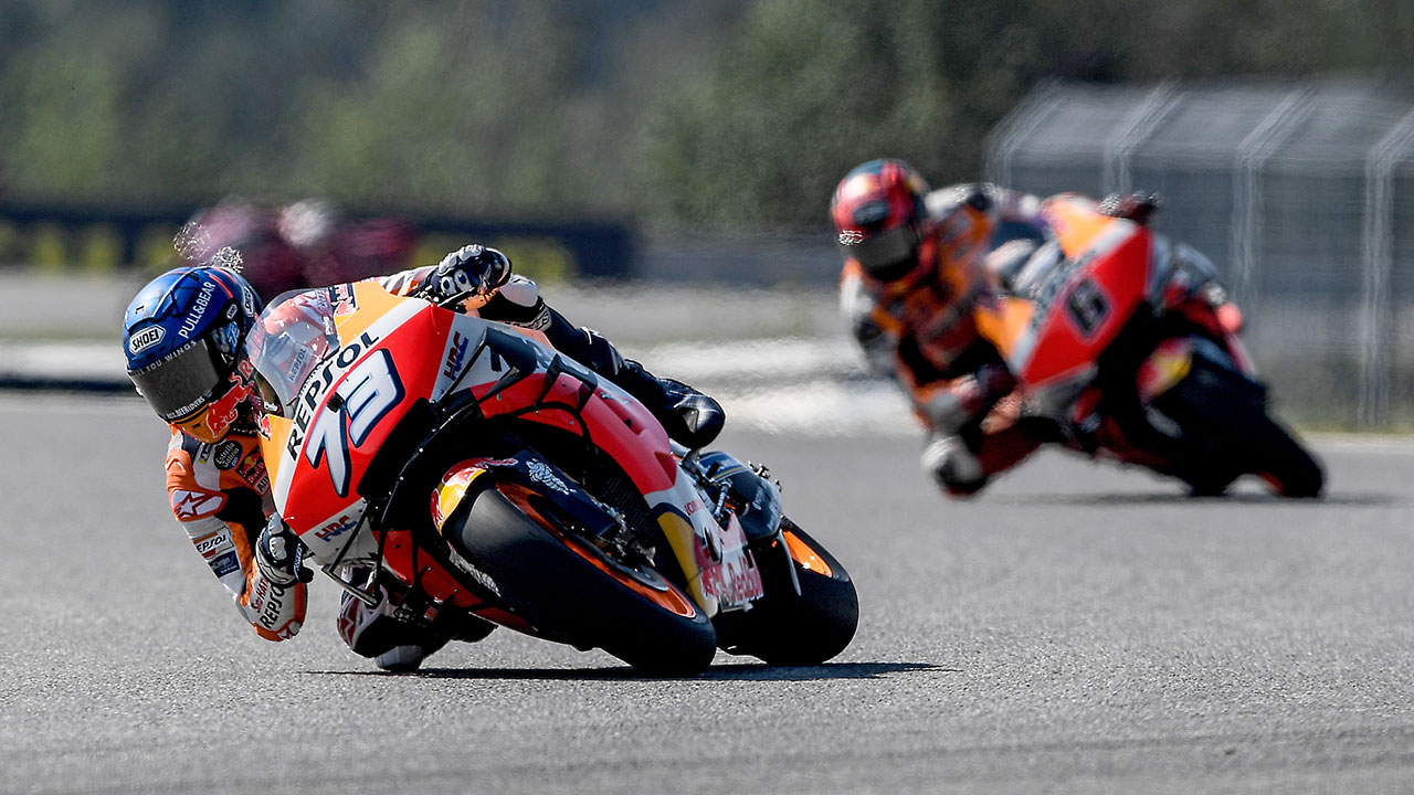 Álex Márquez y Stefan Bradl rodando en el el circuito de Brno durante una FP del GP de la República Checa 2020
