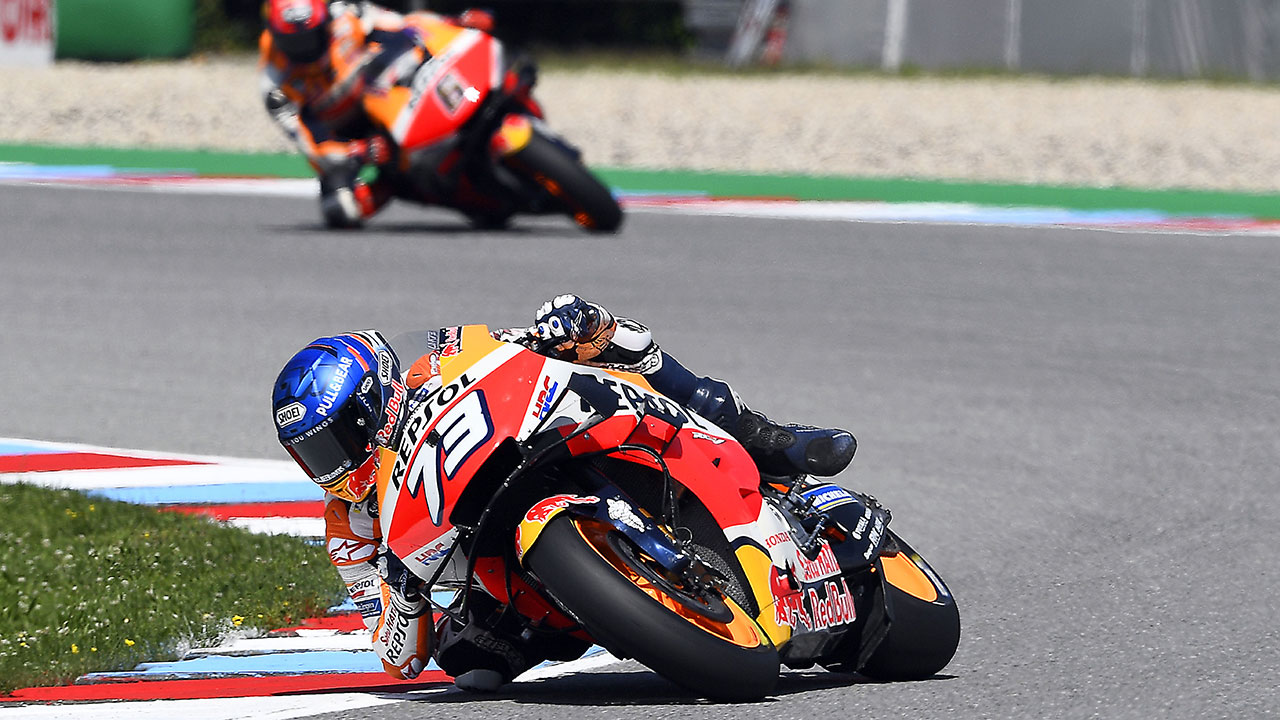 Álex Márquez y Stefan Bradl durante la carrera GP de la República Checa 2020
