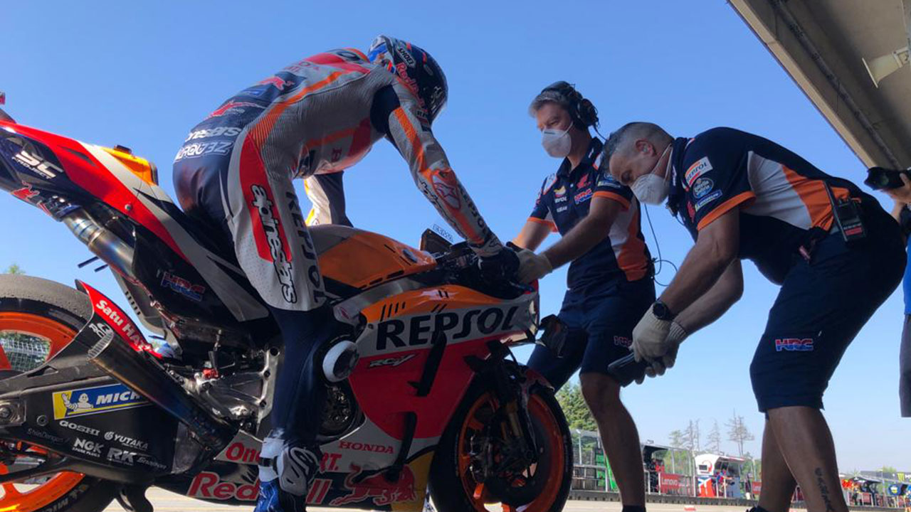 Álex Márquez montado en la moto en el pitlane