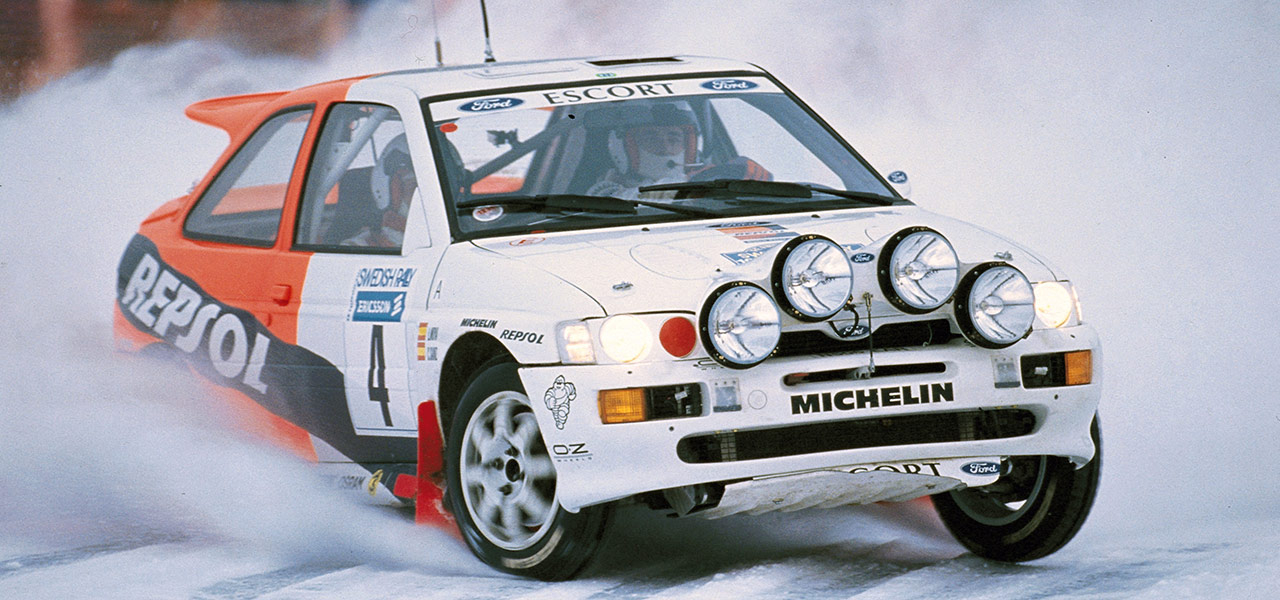 Carlos Sainz 1996 con el Ford Escort RS Cosworth deslizando en la nieve en el rally de Suecia
