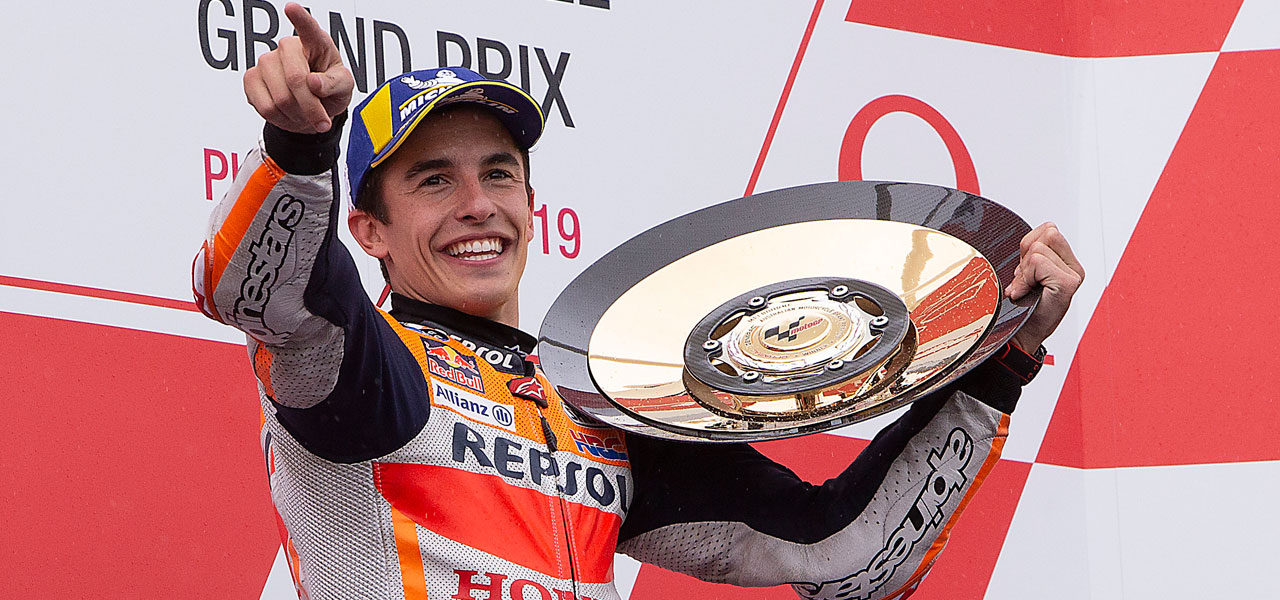 Marc Márquez con el trofeo de Phillip Island