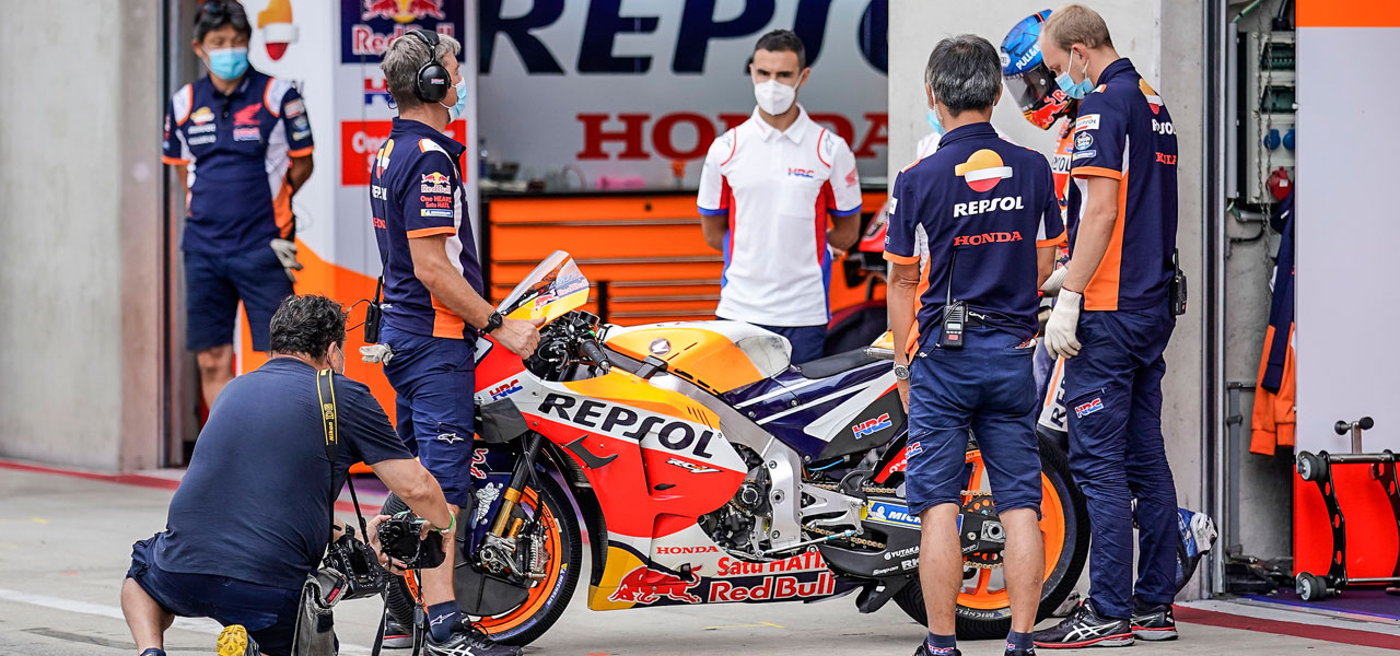 Equipo Repsol honda preparados para un cambio de moto