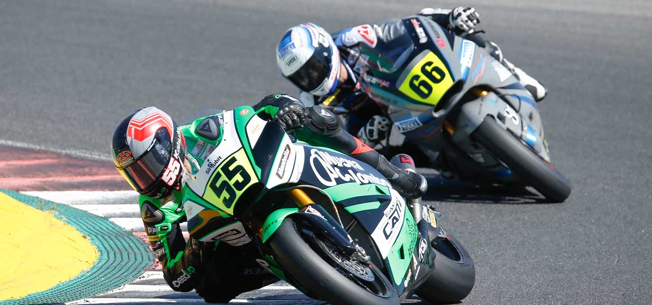 Pilotos tumbando la moto