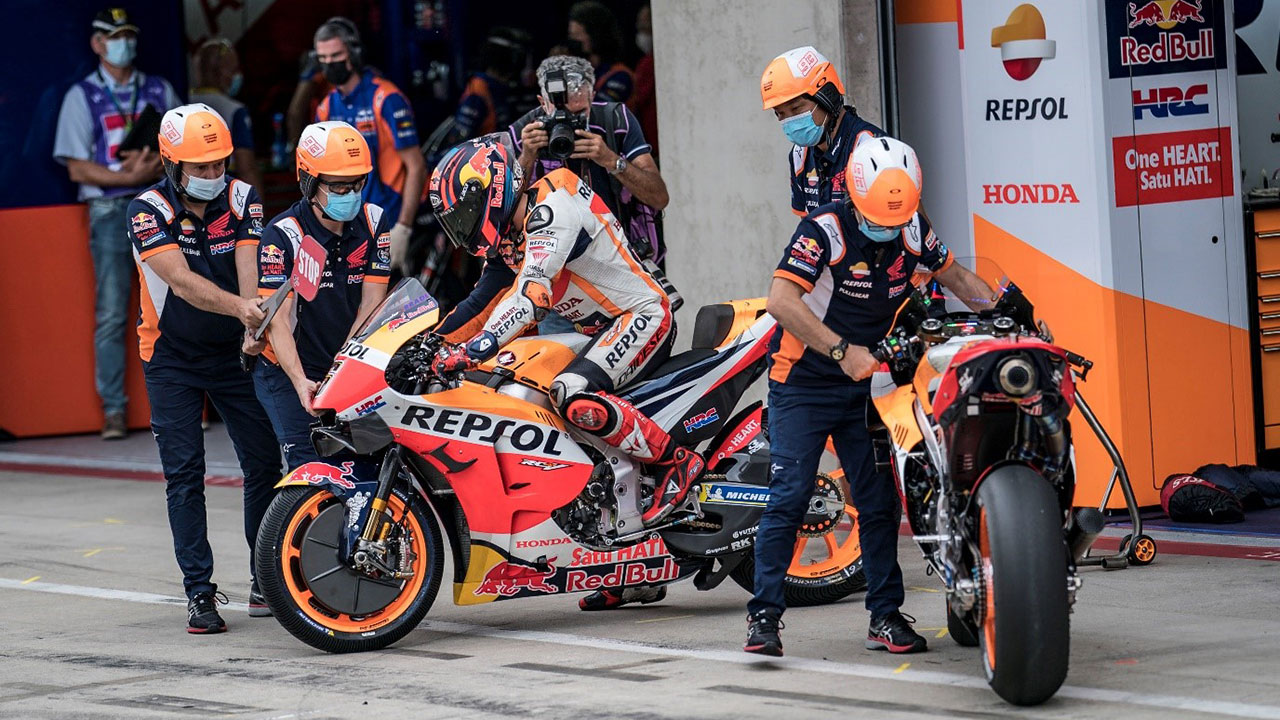 Equipo Repsol Honda en el pitlane