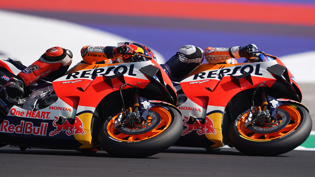 Álex Márquez y Stefan Bradl en acción