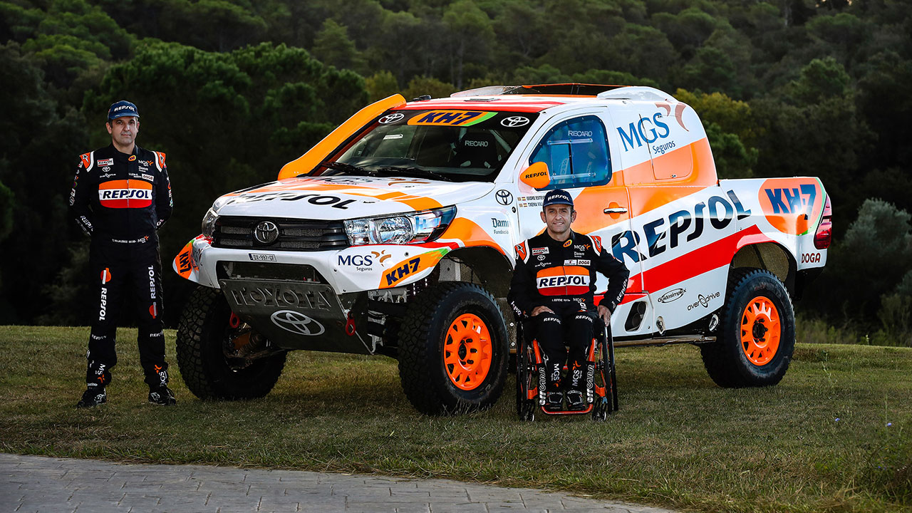 Isidre Esteve y Txema Villalobos con su nuevo Toyota Hilux
