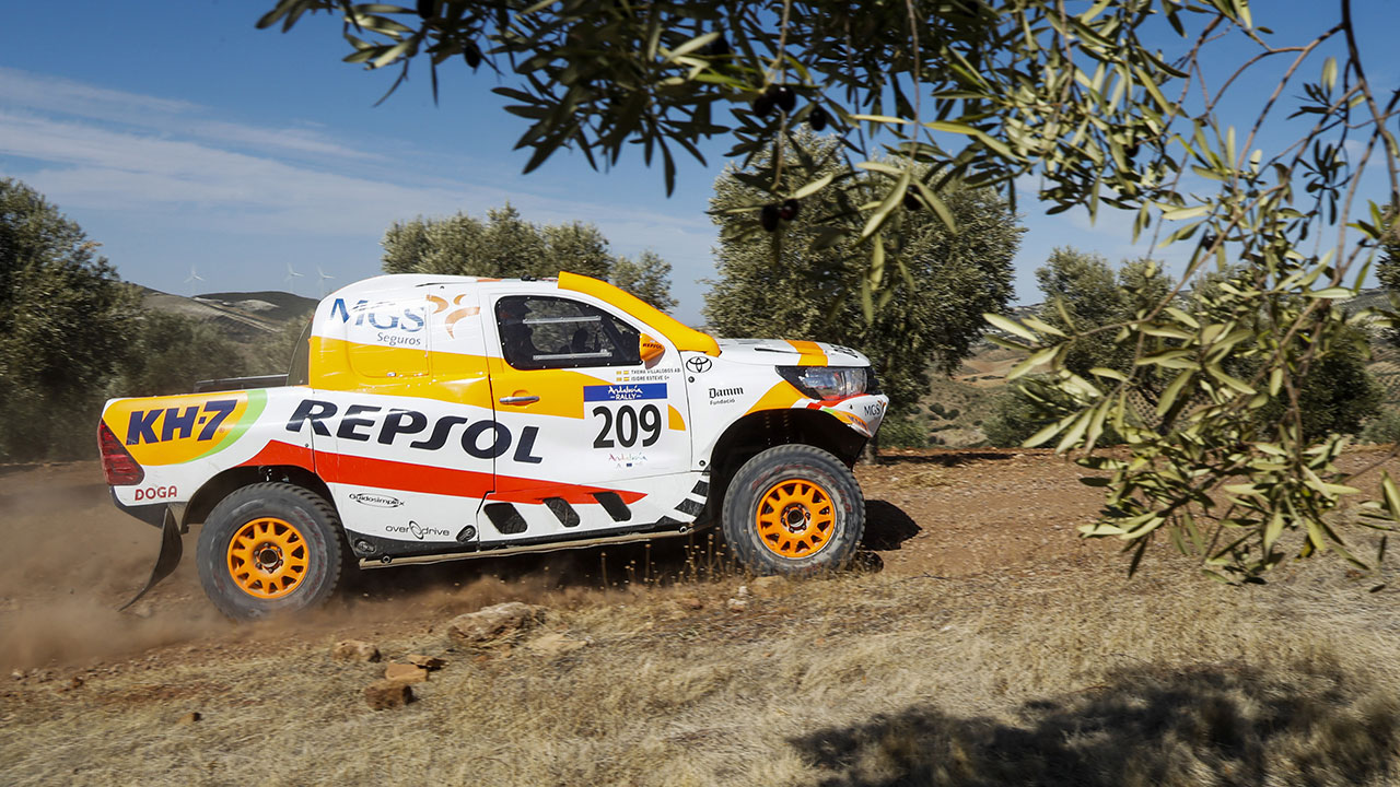 Isidre Esteve con su Toyota Hilux en el Andalucía Rally